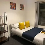 Whole House - Fast Wifi & Free Parking - Contractor Friendly By Irwell Stays